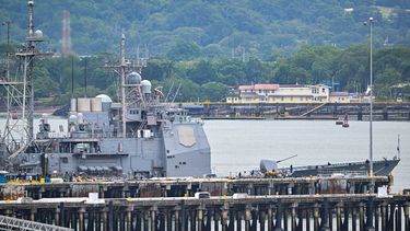 El buque de guerra de la Marina de los EEUU USS Lake Erie (CG 70) atraca en el Puerto de Balboa en la Ciudad de Panamá el 29 de agosto de 2025; se dirige al Caribe frente a las costas de Venezuela.