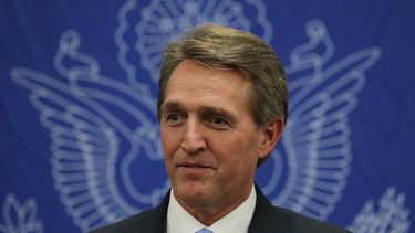 El senador republicano por Arizona Jeff Flake anunció hoy que no buscará su reelección en 2018 al criticar el áspero clima político actual y apuntó directamente al presidente, Donald Trump, por socavar diariamente las normas democráticas del país