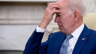 A pesar del caos y la inflación, Biden asegura estar reconstruyendo la economía.