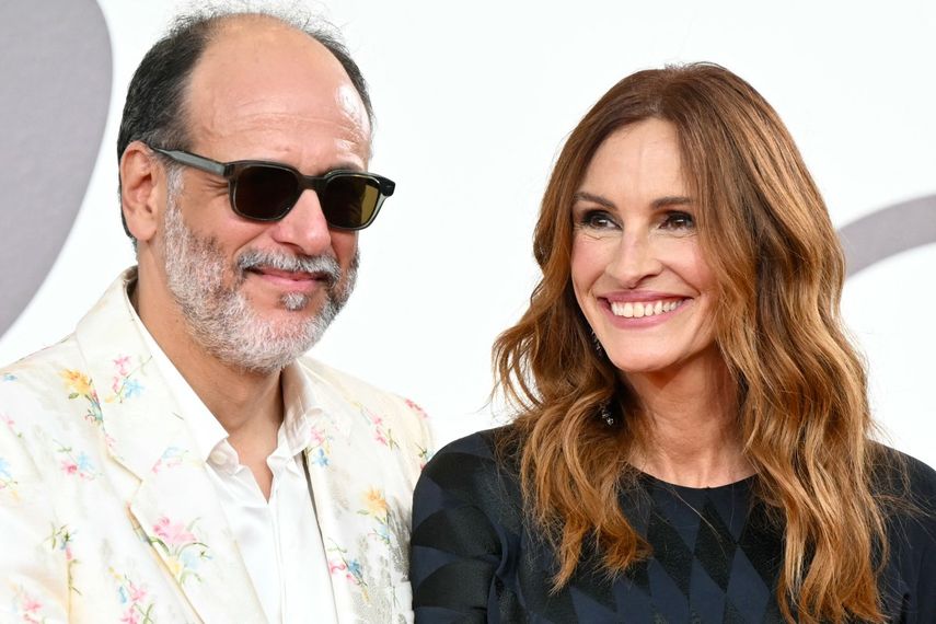 El director italiano Luca Guadagnino y la actriz estadounidense Julia Roberts asisten a la alfombra roja de la película After the Hunt, presentada fuera de concurso en el 82º Festival Internacional de Cine de Venecia, en el Lido de Venecia el 29 de agosto de 2025.&nbsp;