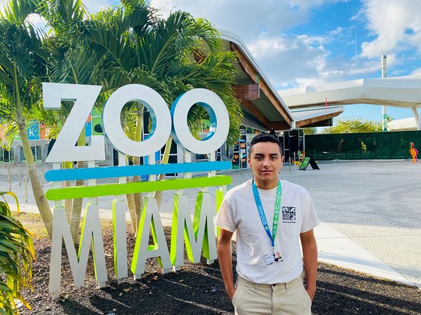 Tomás Figueroa Vargas trabaja de voluntario en el ZOO de Miami.&nbsp;