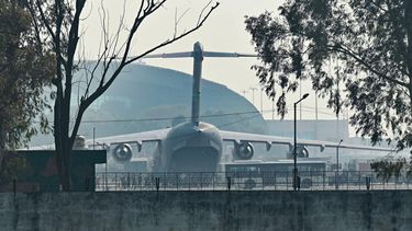 Un avión de la Fuerza Aérea de EEUU que transportaba inmigrantes deportados de Estados Unidos.&nbsp;