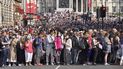 Una multitud reunida cerca de Trafalgar Square en Londres el jueves 2 de junio de 2022, en el primero de cuatro días de celebraciones por el Jubileo de Platino de la reina Isabel II por sus 70 años de servicio. Una multitud reunida cerca de Trafalgar Square en Londres el jueves 2 de junio de 2022, en el primero de cuatro días de celebraciones por el Jubileo de Platino de la reina Isabel II por sus 70 años de servicio.