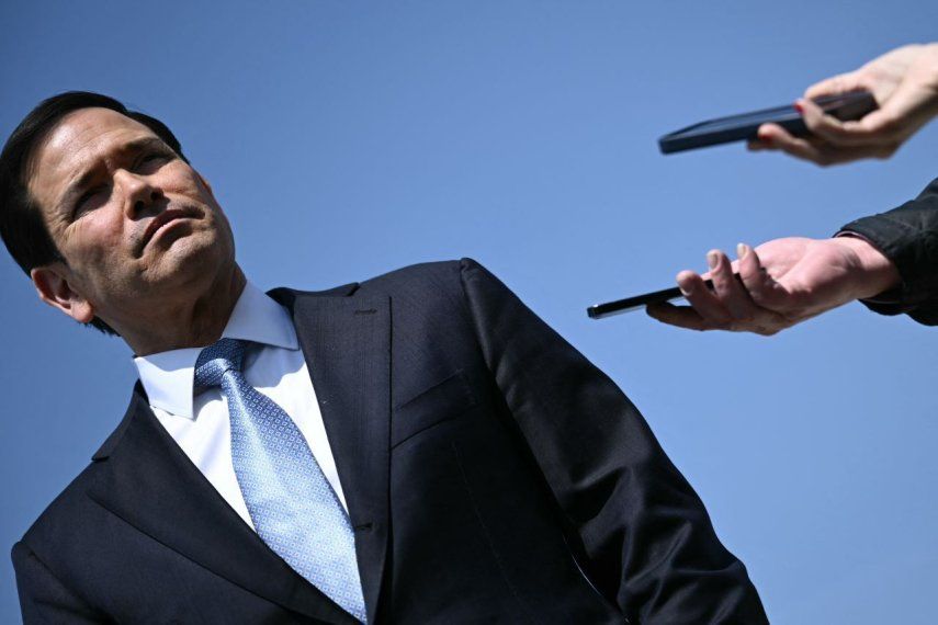 El Secretario de Estado Marco Rubio habla con reporteros antes de abordar un avión en la Base Conjunta Andrews en Maryland el 26 de marzo de 2026.