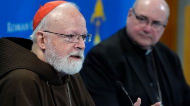 El cardenal Sean OMalley responde una pregunta durante una conferencia de prensa, en compañía del obispo de Providence, Rhode Island, Richard Henning, el lunes 5 de agosto de 2024, en Braintree, Massachusetts.&nbsp;