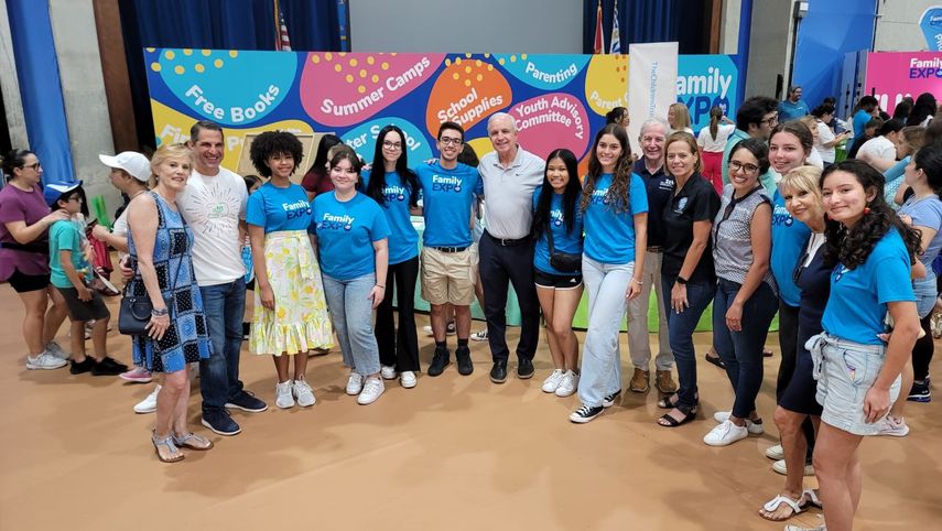 El congresista Carlos Giménez junto a un grupo de participantes en la Expo de The Childrens Trust Family.