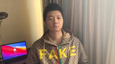 Esta foto sin fecha dada a conocer por el grupo de derechos humanos Safeguard Defenders muestra a Wang Jingyu en una localidad no revelada. Wang, un residente permanente de Estados Unidos buscado por China, fue dejado en libertad por Dubai el jueves, 27 de mayo del 2021, tras semanas bajo arresto, y abordó un vuelo hacia Turquía.&nbsp;