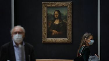 Periodistas pasan frente a la Mona Lisa de Leonardo da Vinci durante una visita al museo del Louvre previa a su reapertura el 6 de julio en París, el martes 23 de junio de 2020. Después de cuatro meses sin recibir visitantes por el brote de coronavirus la Mona Lisa se prepara para atraer nuevamente a visitantes cuando el Louvre reabra en julio.