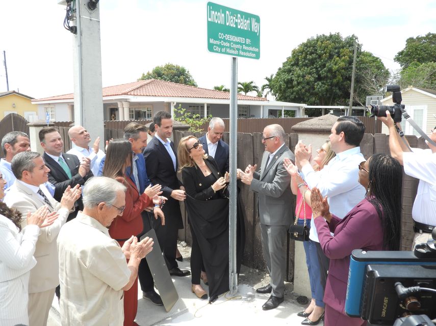 En el momento de develar el nombre de la calle. En el momento de develar el nombre de la calle.