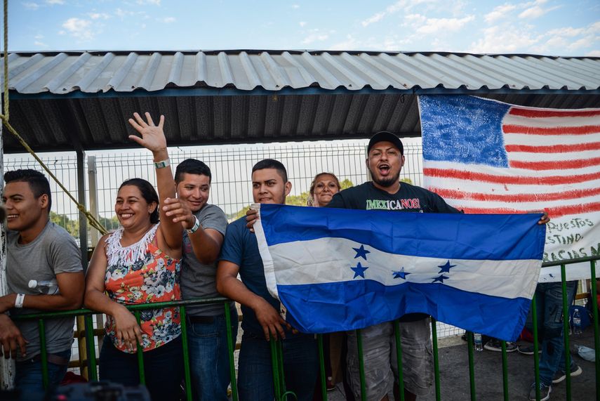 Migrantes centroamericanos saludan a la secretaria de Gobernación de México, Olga Sánchez Cordero (fuera de cuadro), durante su visita a las personas que han decidido acogerse a la tarjeta humanitaria, el miércoles 23 de enero, en Ciudad Hidalgo (México).&nbsp;