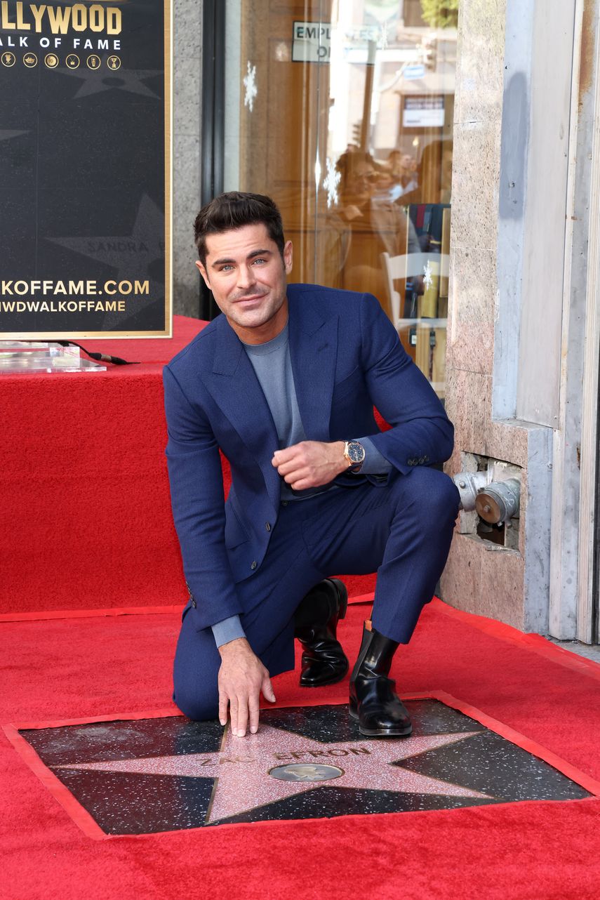 El actor estadounidense Zac Efron posa junto a su estrella recién revelada durante la ceremonia del Paseo de la Fama de Hollywood en Hollywood, California, el 11 de diciembre de 2023.