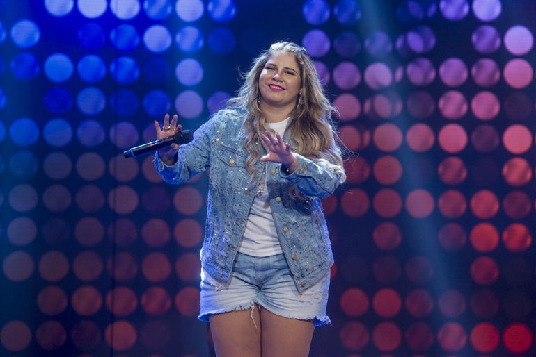 Esta fotografía de archivo del folleto, tomada el 3 de abril de 2017 y publicada por Globo TV el 5 de noviembre de 2021, muestra a la fallecida cantante brasileña Marilia Mendonca durante un programa de televisión llamado Tamanho Familia.