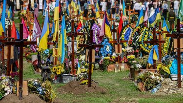 La gente asiste a una ceremonia por los soldados caídos de Ucrania en el cementerio de Lychakiv en la ciudad de Lviv, en el oeste de Ucrania, el 24 de agosto de 2022, marcando seis meses desde el comienzo de la invasión a gran escala de Rusia en Ucrania, que también celebra el Día de la Independencia de Ucrania.&nbsp; &nbsp;