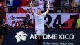 El delantero chileno #10 del Sevilla, Alexis Sánchez, celebra el primer gol del partido de la liga española entre el Sevilla FC y el FC Barcelona en el Estadio Ramón Sánchez Pizjuán de Sevilla el 5 de octubre de 2025.