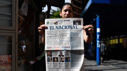 El Nacional, emblemático diario fundado en 1943, dejó de circular en edición impresa en diciembre de 2018 tras 75 años de historia, incluidas dos décadas de choque con los gobiernos de Hugo Chávez (1999-2013) y su sucesor, Maduro.