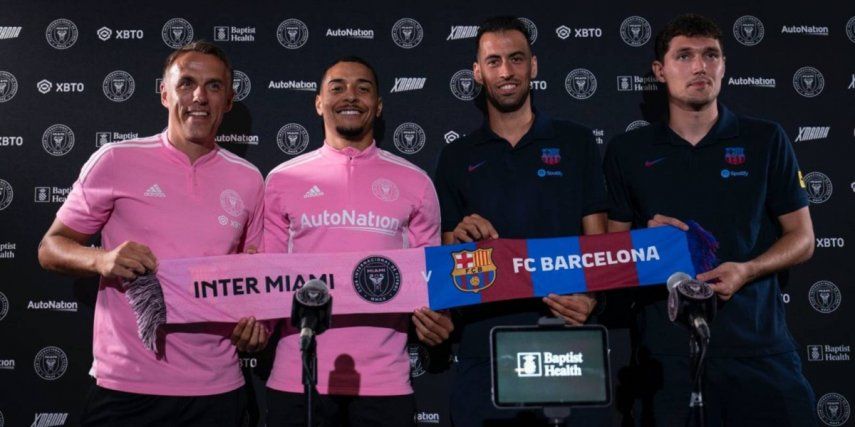 El entrenador en jefe de Inter Miami, Phil Neville, a la izquierda, y Gregore, segundo desde la izquierda, posan para una foto con Sergio Busquets, segundo desde la derecha, del FC Barcelona, y Andreas Christensen, el lunes 18 de julio de 2022, durante una conferencia de prensa en Fort Lauderdale, Florida. Inter Miami juega contra FC Barcelona en un partido amistoso el martes. El entrenador en jefe de Inter Miami, Phil Neville, a la izquierda, y Gregore, segundo desde la izquierda, posan para una foto con Sergio Busquets, segundo desde la derecha, del FC Barcelona, y Andreas Christensen, el lunes 18 de julio de 2022, durante una conferencia de prensa en Fort Lauderdale, Florida. Inter Miami juega contra FC Barcelona en un partido amistoso el martes.