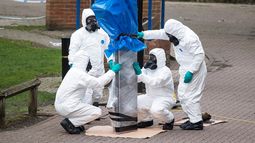 Fotografía de archivo con fecha del 23 de marzo de 2018, que muestra a varios expertos mientras confiscan el banco en el que el exespía ruso Serguéi Skripal y su hija fueron encontrados envenenados en Salisbury.