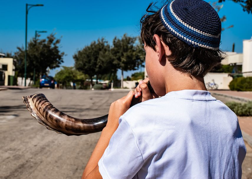 Joven judío toca la shofar durante Rosh Hashaná.