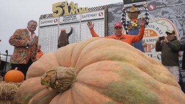 Travis Gienger, de Anoka, Minnesota., al centro, celebra su triunfo en el Campeonato Mundial Safeway de Calabazas Gigantes, el lunes 14 de octubre de 2024, en Half Moon Bay, California.&nbsp;