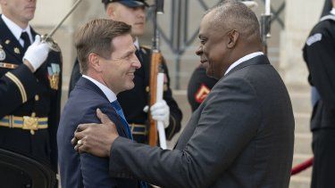 El secretario de Defensa de EEUU, Lloyd Austin (derecha), saluda a su colega de Estonia, Hanno Pevkur, a su llegada al Pentágono el 18 de octubre de 2022, en Washington.&nbsp;