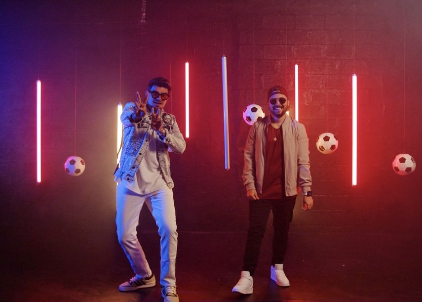 Jonathan Moly y Alex Otra Nota en el videoclip del tema Sangre Vinotinto.