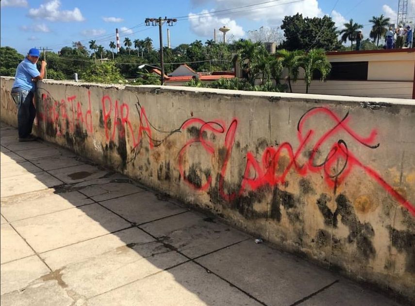 En la cuenta de Facebook del artista pueden verse varias fotos de grafitis en las calles cubanas que reclaman su liberación.
