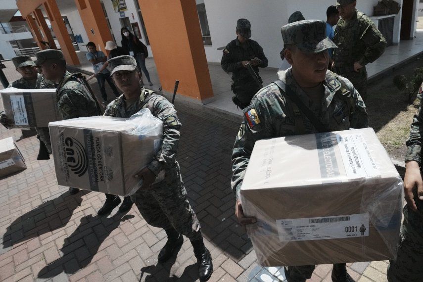 Soldados entregan materiales electorales en un centro de votación en Quito, Ecuador, el sábado 19 de agosto de 2023. Ecuador realiza elecciones anticipadas el domingo para elegir a un nuevo presidente, en medio de rigurosas medidas de seguridad debido a una ola de violencia sin precedentes en la nación andina, que incluyó el asesinato de un candidato presidencial este mes.  