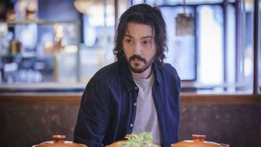 En esta imagen difundida por Amazon Prime Video, Diego Luna en un episodio de la serie de tertulia Pan y Circo filmado en España que se estrena el viernes 24 de junio.&nbsp;