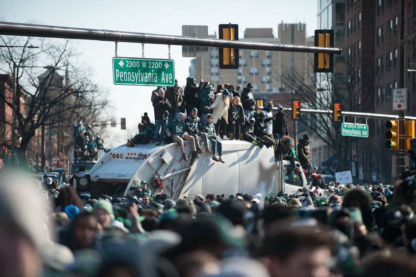 Las escuelas públicas, los museos y la oficinas gubernamentales cerraron este jueves para asistir al recibimiento de los comandados por el entrenador Doug Pederson, que batieron por 41-33 a los Pats.