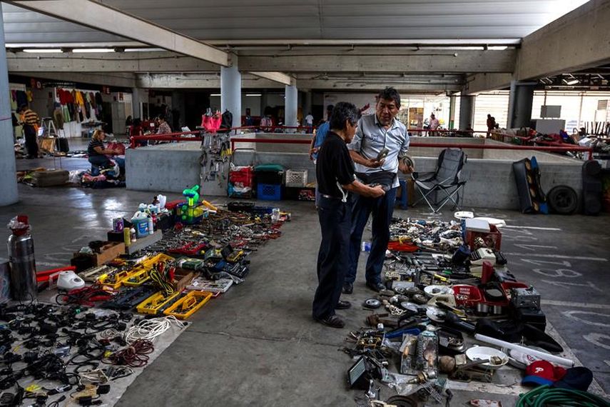 En Catia, una zona popular del oeste de Caracas, algunas de sus calles albergan desde hace años a vendedores de artículos de segunda mano (FOTOS: EFE)