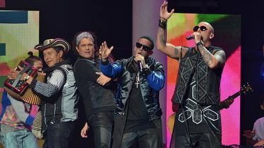 Los cantantes Carlos Vives, Daddy Yankee y Wisin cantan juntos en la ceremonia de los premios. (EFE)