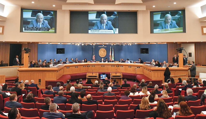 Vista parcial de una sesión plenaria de la Comisión de Miami - Dade.