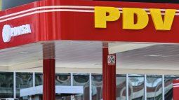 El logotipo de la empresa petrolera estatal venezolana PDVSA se ve en una estación de servicio en Caracas el 21 de enero de 2026.