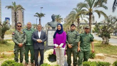 Saab rindió honores en la Plaza Bolívar de&nbsp;Beirut, junto a&nbsp;la Alcaldía de Ghobeiry y funcionarios del Ministerio de la Defensa de la República Libanesa.