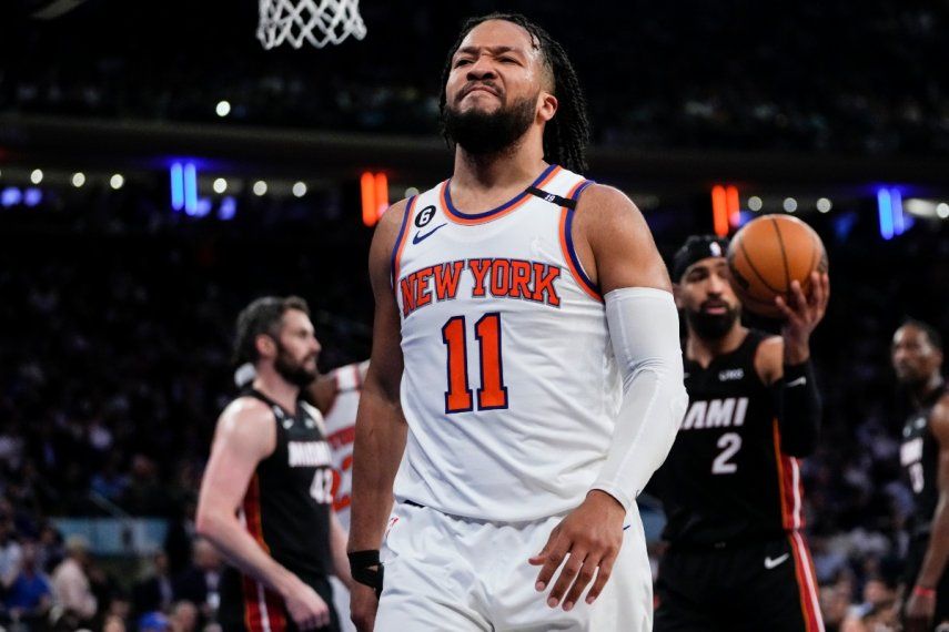 Jalen Brunson, de los Knicks de Nueva York, festeja luego de anotar ante el Heat de Miami en las semifinales de la Conferencia Este, el miércoles 10 de mayo de 2023