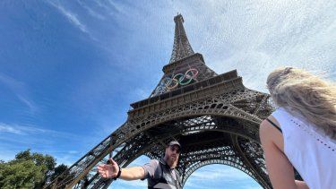 La policía evacúa los alrededores de la Torre Eiffel luego que un individuo fue visto escalando el icónico monumento de París, el domingo 11 de agosto de 2024.&nbsp;