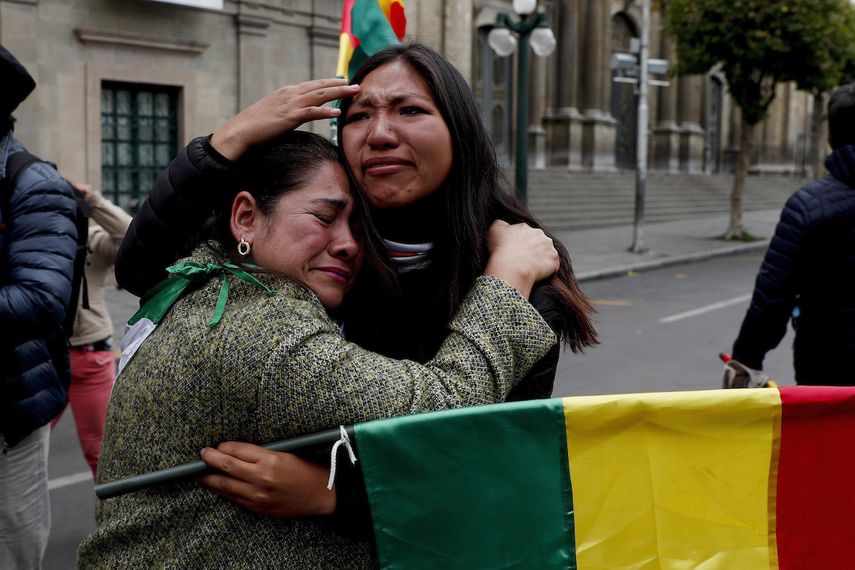 Los opositores del presidente de Bolivia, Evo Morales, celebran despu&eacute;s de anunciar su renuncia, en La Paz, Bolivia, el domingo 10 de noviembre de 2019. Morales dimiti&oacute; el domingo bajo la creciente presi&oacute;n de los militares y de violentas protestas de opositores en medio de acusaciones de fraude la elecci&oacute;n presidencial del 20 de octubre. Archivo