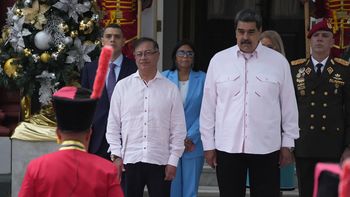 Leyenda de foto: Gistavo Petro recibido con honores militares en el Palacio de Miraflores el 01NOV22