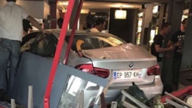 Imagen tomada de Twitter que muestra al auto tras impactar contra una pizzería en las afueras de París.