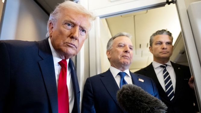 El presidente Donald J. Trump responde a preguntas de periodistas en el Air Force One.