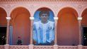 Un cartel gigante de Diego Maradona se exhibe en un balcón del palacio presidencial conocido como la Casa Rosada, en Buenos Aires, Argentina, el jueves 26 de noviembre de 2020. Un cartel gigante de Diego Maradona se exhibe en un balcón del palacio presidencial conocido como la Casa Rosada, en Buenos Aires, Argentina, el jueves 26 de noviembre de 2020.