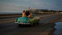 Turistas dan un paseo por el Malecón en un automóvil estadounidense antiguo en La Habana, Cuba. El gobierno de Joe Biden anunció que ampliará los vuelos a Cuba y levantará las restricciones de la era de Donald Trump sobre las remesas que los inmigrantes pueden enviar a la isla.