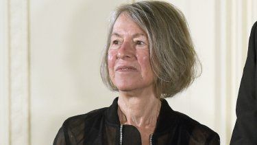 La poeta Louise Gluck en una ceremonia para otorgarle la Medalla Nacional de Humanidades en la sala este de la Casa Blanca en Washington el 22 de septiembre de 2016.&nbsp;