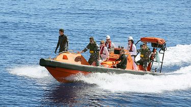 Una nave de respuesta rápida conducida por tripulantes del barco australiano Ocean Shield recorren el mar en busca de restos del avión érdido de Malaysia Arilines el 7 de abril de 2014.(AP)