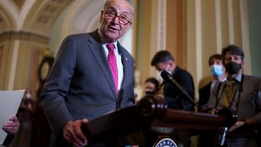 El titular del bloque mayoritario del Senado, el demócrata Chuck Schumer, habla con reporteros en el Capitolio. &nbsp;
