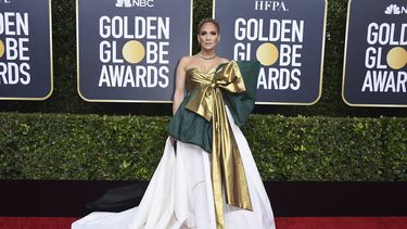 Jennifer López se robó todas las miradas con este diseño voluminoso.