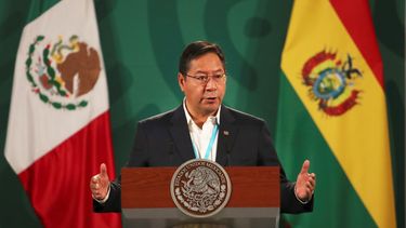El presidente de Bolivia, Luis Arce, habla durante la conferencia de prensa matutina diaria del presidente mexicano Andrés Manuel López Obrador en el Palacio Nacional en la Ciudad de México, el miércoles 24 de marzo de 2021. El arribo a Bolivia de la vacuna rusa Sputnik V aún no tiene fecha, por lo que Arce dijo que el plan de vacunación se extenderá hasta octubre, un mes después de lo planeado originalmente.