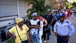 Desde tempranas horas del martes los cubanos hacían largas colas para poder comprar dólares en los distintos centros habilitados. Desde tempranas horas del martes los cubanos hacían largas colas para poder comprar dólares en los distintos centros habilitados.