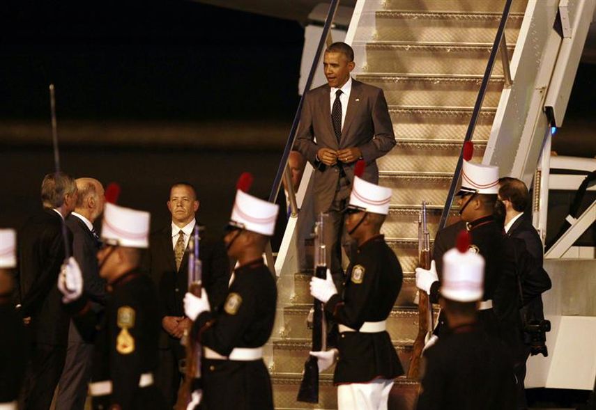 El presidente de EE.UU., Barack Obama, llega este jueves 9 de abril de 2015, al aeropuerto internacional Tocumen de Panamá para participar en la que será su tercera Cumbre de las Américas. EFE 