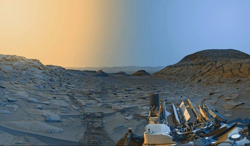 Este panorama se fusionó a partir de dos imágenes del “Marker Band Valley” en el cráter Gale de Marte tomadas por Curiosity el 8 de abril de 2023, una por la mañana y otra por la tarde, hora local.&nbsp;